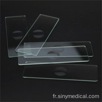 Diapositives de verre au microscope avec des bords de sol